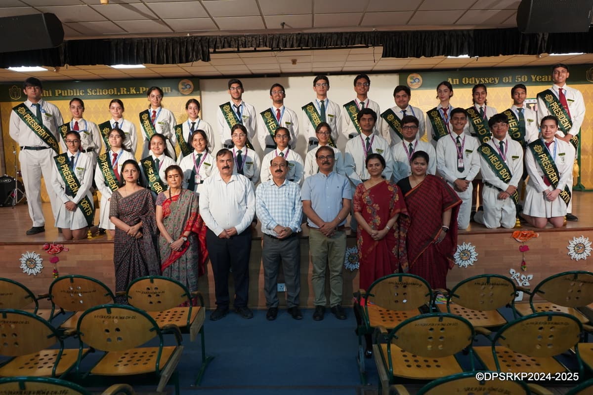 Manas Sood with the DPS R. K. Puram Student Council